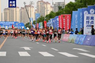 王大雷迎来35岁生日，中国男足全队在卡塔尔为其送上祝福